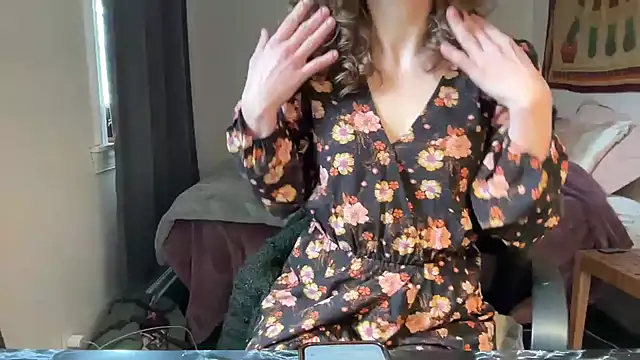 Snapshot of leahsparkles chatting on 03.14.25 leahsparkles online show from 03.14.25