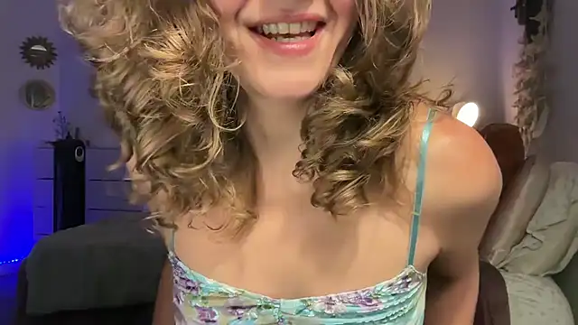 Snapshot of leahsparkles chatting on 09.15.25 leahsparkles online show from 09.15.25