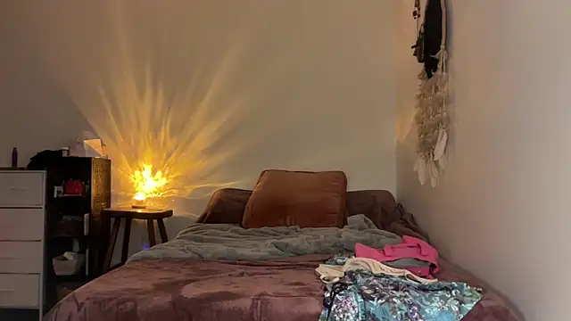 Snapshot of leahsparkles chatting on 10.02.25 leahsparkles online show from 10.02.25