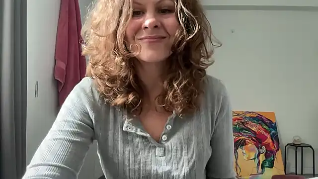 Snapshot of leahsparkles chatting on 10.11.25 leahsparkles online show from 10.11.25