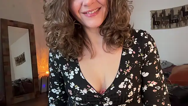 Snapshot of leahsparkles chatting on 11.09.25 leahsparkles online show from 11.09.25