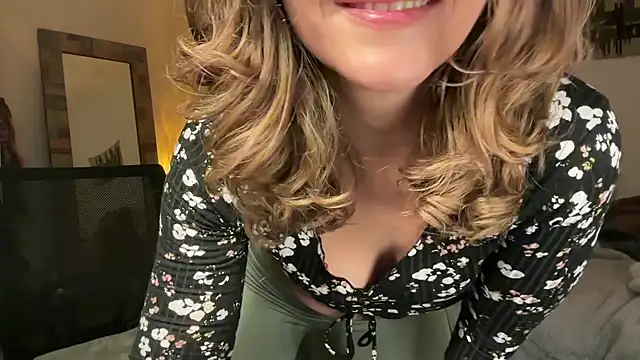 Snapshot of leahsparkles chatting on 11.19.25 leahsparkles online show from 11.19.25