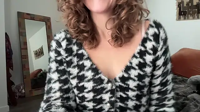 Snapshot of leahsparkles chatting on 11.24.25 leahsparkles online show from 11.24.25