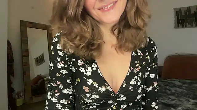 Snapshot of leahsparkles chatting on 11.30.25 leahsparkles online show from 11.30.25