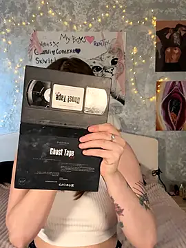 Snapshot of Sabrina_shells chatting on 10.12.25 Sabrina shells online show from 10.12.25