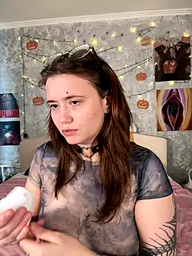 Snapshot of Sabrina_shells chatting on 10.30.25 Sabrina shells online show from 10.30.25