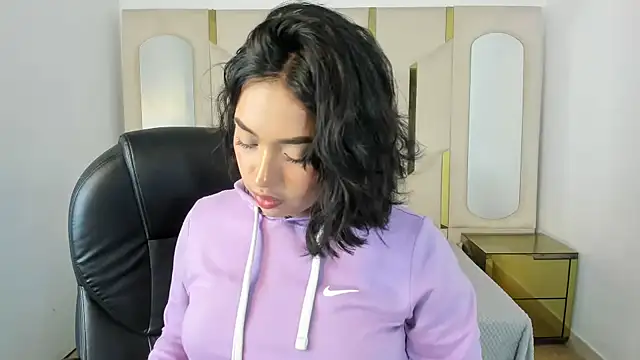 Snapshot of IsabellRodriguez18 chatting on 10.23.25 IsabellRodriguez18 online show from 10.23.25