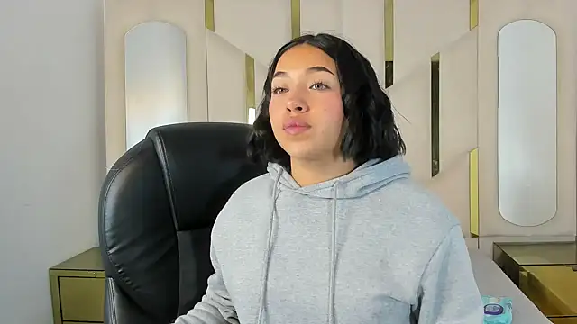 Snapshot of IsabellRodriguez18 chatting on 10.24.25 IsabellRodriguez18 online show from 10.24.25