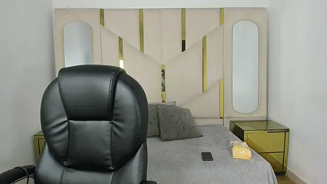 Snapshot of IsabellRodriguez18 chatting on 10.28.25 IsabellRodriguez18 online show from 10.28.25