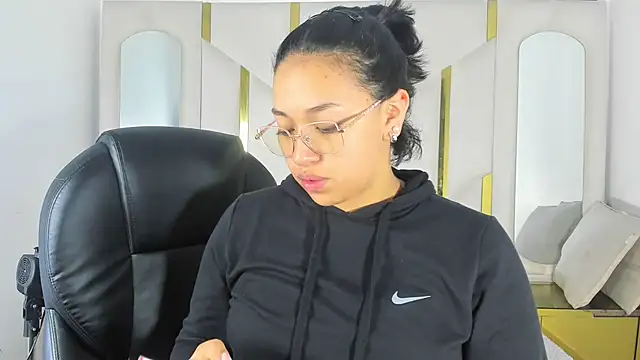 Snapshot of IsabellRodriguez18 chatting on 11.13.25 IsabellRodriguez18 online show from 11.13.25