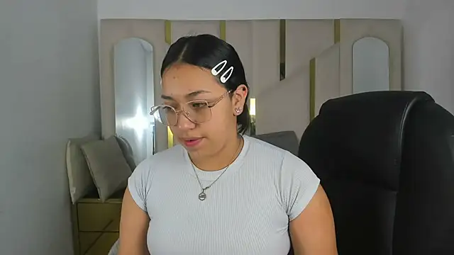 Snapshot of IsabellRodriguez18 chatting on 11.28.25 IsabellRodriguez18 online show from 11.28.25