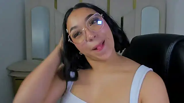 Snapshot of IsabellRodriguez18 chatting on 12.15.25 IsabellRodriguez18 online show from 12.15.25