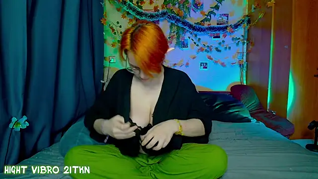 Snapshot of TrickyKitsune chatting on 12.04.25 TrickyKitsune online show from 12.04.25