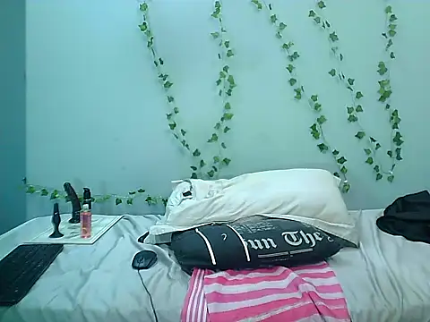 TAMARADEEXXL1989 online show from 12.30.24