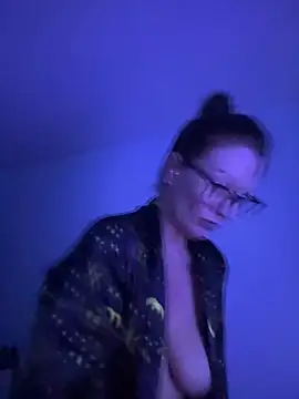 Snapshot of AlessasRoom chatting on 05.19.26 AlessasRoom online show from 05.19.26