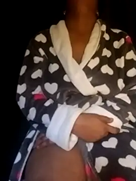 Snapshot of Queen-BD chatting on 11.18.25 Queen-BD online show from 11.18.25