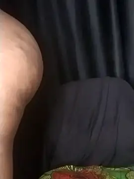 Snapshot of Queen-BD chatting on 11.25.25 Queen-BD online show from 11.25.25