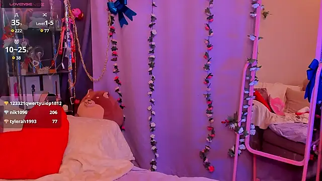 Snapshot of AliceOfWonders chatting on 01.05.25 AliceOfWonders online show from 01.05.25