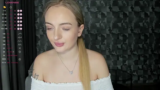 Snapshot of A_delina chatting on 11.04.25 A delina online show from 11.04.25