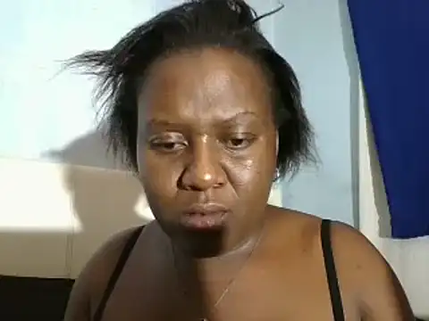 Snapshot of ThamiXX chatting on 02.14.25 ThamiXX online show from 02.14.25