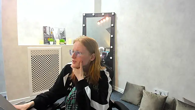 Snapshot of ElizabethHarpper chatting on 01.31.25 ElizabethHarpper online show from 01.31.25