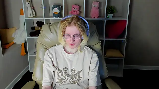 Snapshot of ElizabethHarpper chatting on 12.18.25 ElizabethHarpper online show from 12.18.25