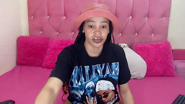 Snapshot of naughtiest_baddy chatting on 09.19.25 naughtiest baddy online show from 09.19.25