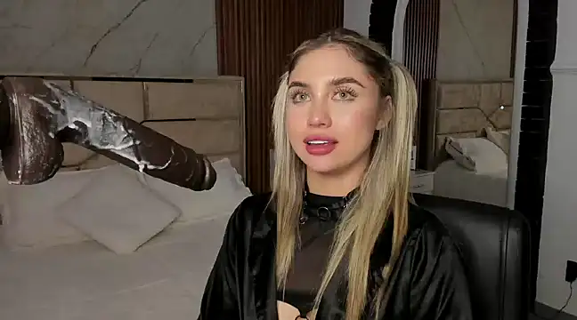 Snapshot of EmiilyHendriixx chatting on 01.11.25 EmiilyHendriixx online show from 01.11.25