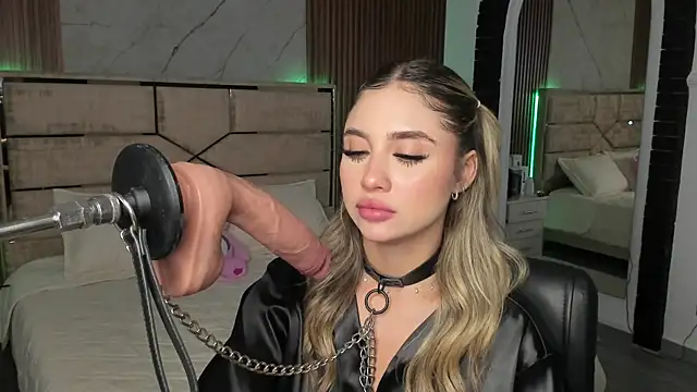 Snapshot of EmiilyHendriixx chatting on 02.28.25 EmiilyHendriixx online show from 02.28.25