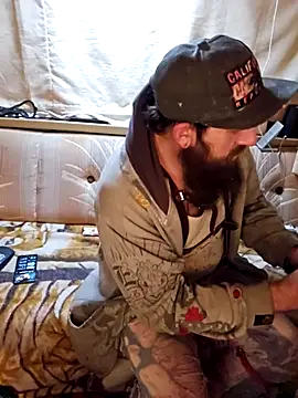 Snapshot of StruggleSnuggles chatting on 10.24.25 StruggleSnuggles online show from 10.24.25