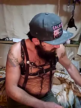 Snapshot of StruggleSnuggles chatting on 10.29.25 StruggleSnuggles online show from 10.29.25