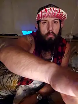 Snapshot of StruggleSnuggles chatting on 10.31.25 StruggleSnuggles online show from 10.31.25