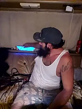 Snapshot of StruggleSnuggles chatting on 11.01.25 StruggleSnuggles online show from 11.01.25