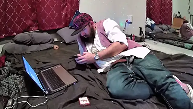 Snapshot of StruggleSnuggles chatting on 12.03.25 StruggleSnuggles online show from 12.03.25