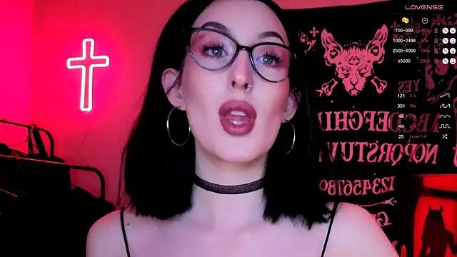 Snapshot of Miss_Alice__ chatting on 11.16.25 Miss Alice online show from 11.16.25