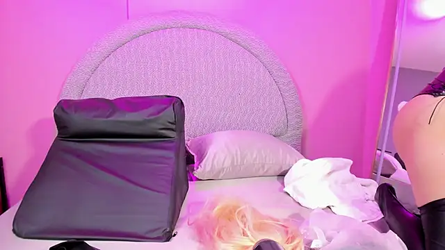 Snapshot of lee_Powder chatting on 12.05.25 lee Powder online show from 12.05.25