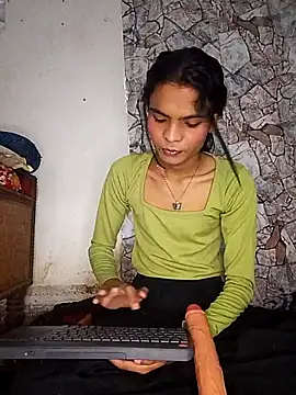 Snapshot of Enna_Zarza_ chatting on 10.27.25 Enna Zarza online show from 10.27.25