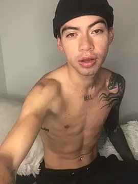 Snapshot of Henophiid chatting on 01.11.26 Henophiid online show from 01.11.26