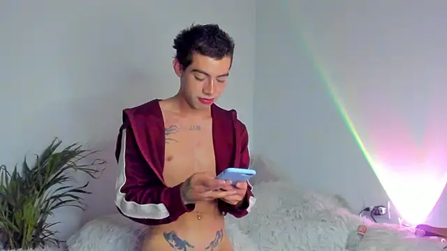 Snapshot of Henophiid chatting on 01.12.26 Henophiid online show from 01.12.26