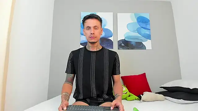 Snapshot of Emilio_Wolf chatting on 02.04.25 Emilio Wolf online show from 02.04.25