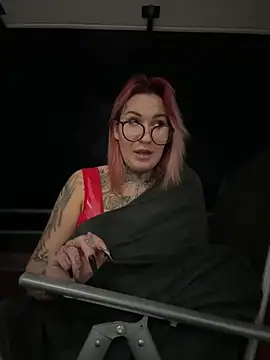 Snapshot of Mia-Fuchs chatting on 02.10.25 Mia-Fuchs online show from 02.10.25