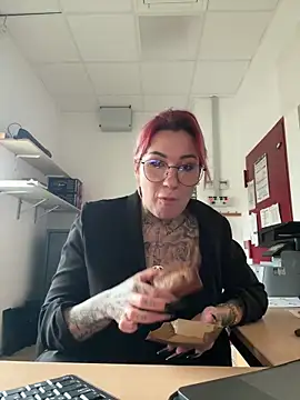 Snapshot of Mia-Fuchs chatting on 02.12.25 Mia-Fuchs online show from 02.12.25