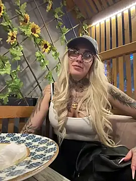 Snapshot of Mia-Fuchs chatting on 03.16.25 Mia-Fuchs online show from 03.16.25