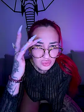 Snapshot of Mia-Fuchs chatting on 09.11.25 Mia-Fuchs online show from 09.11.25