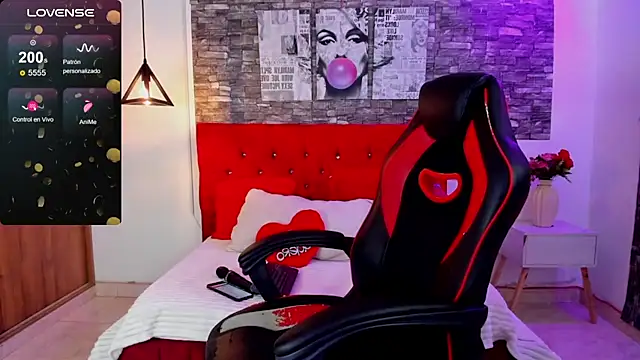 Snapshot of Emily_sc chatting on 10.29.25 Emily sc online show from 10.29.25