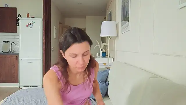 Snapshot of KristineEsme chatting on 09.25.25 KristineEsme online show from 09.25.25