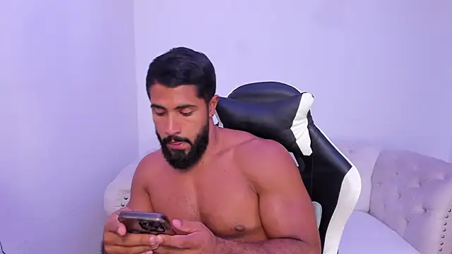 Snapshot of Santiago_huntt chatting on 11.24.25 Santiago huntt online show from 11.24.25