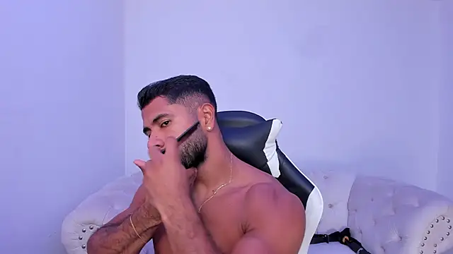 Snapshot of Santiago_huntt chatting on 12.05.25 Santiago huntt online show from 12.05.25