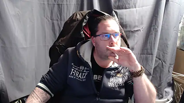 Snapshot of Streamlove77 chatting on 02.12.25 Streamlove77 online show from 02.12.25