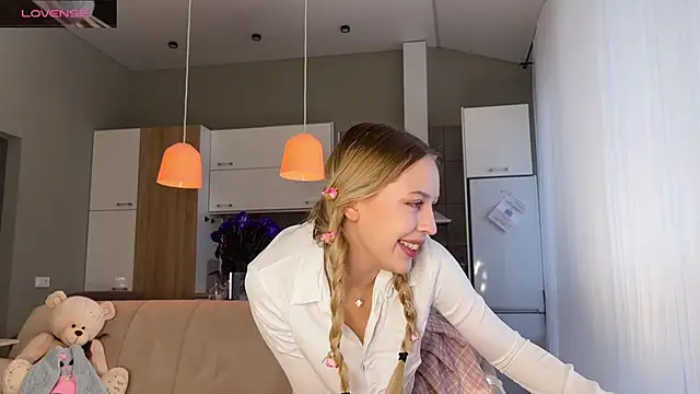 Snapshot of Shyrubate chatting on 02.16.25 Shyrubate online show from 02.16.25